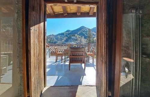 Askas House | Welcoming Pitharia: Family-Friendly Stay with Breakfast
