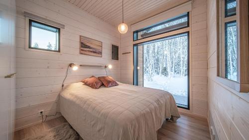Akaslompolo Apartment | Pet-Friendly Retreat: Pitkäkuusen mökki with 9.5/10 Rating