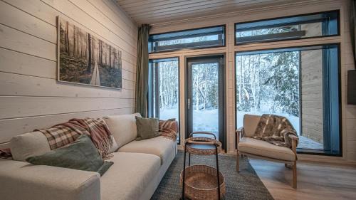 Akaslompolo Apartment | Pet-Friendly Retreat: Pitkäkuusen mökki with 9.5/10 Rating