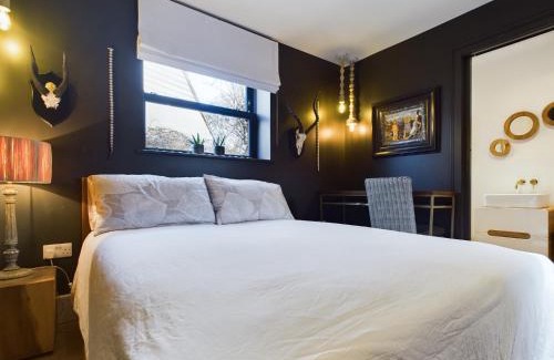 Cheltenham House | Pittville Central: Modern Rooms with Free Wifi & Parking
