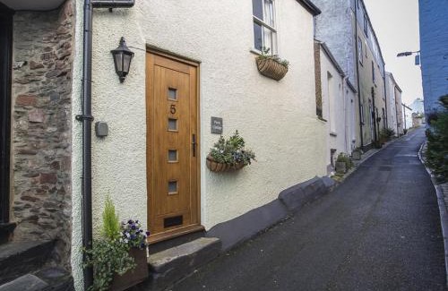 Dartmouth House | Enchanting Pixie Cottage: 4-Star Retreat for Families