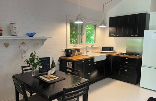 Leura Cottage | Cozy Pixie Cottage: 10-Minute Stroll to Leura's Charm
