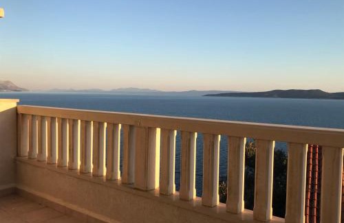 Pisak Apartment | Pixie Dust: Oceanfront Bliss & Guest Rated 9.9/10