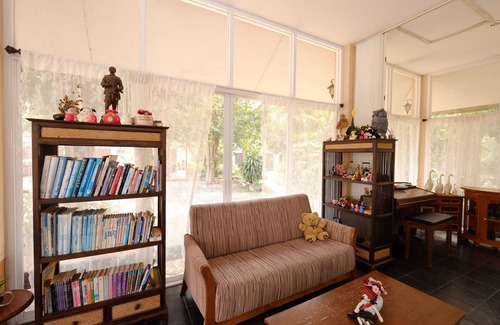 Chong Kham Hotel | Welcoming Piya Guesthouse: Top-Rated with Pool & Dining