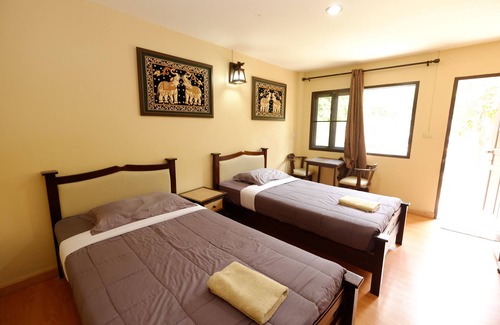 Chong Kham Hotel | Welcoming Piya Guesthouse: Top-Rated with Pool & Dining