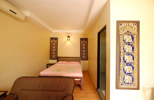 Chong Kham Hotel | Welcoming Piya Guesthouse: Top-Rated with Pool & Dining