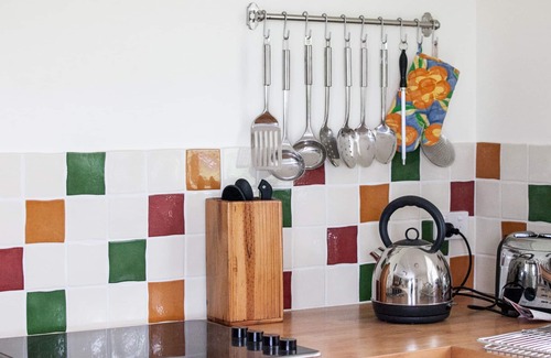 Central Mudgee Cottage | Group-Friendly Retreat with Pizza Oven and Fire Pit
