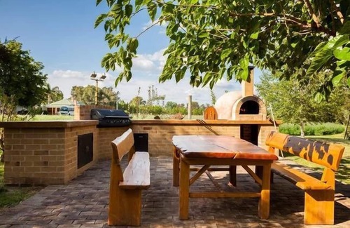 Central Mudgee Cottage | Group-Friendly Retreat with Pizza Oven and Fire Pit