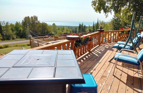 Palmers House | Relax at PJ's Oasis: Lake Superior Views & Starry Nights