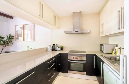 Esquerra de l'Eixample Apartment | Enjoy a Relaxing Stay at Pl Universitat with Private Patio