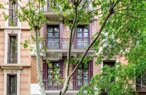 Esquerra de l'Eixample Apartment | Enjoy a Relaxing Stay at Pl Universitat with Private Patio