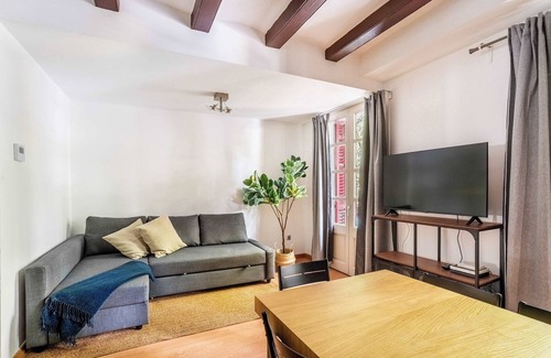 Esquerra de l'Eixample Apartment | Enjoy a Relaxing Stay at Pl Universitat with Private Patio