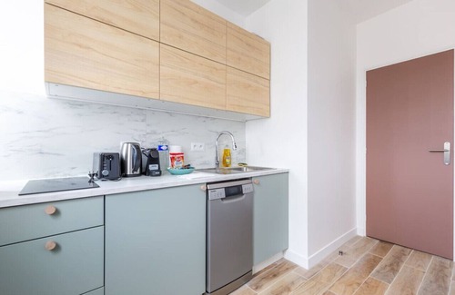 Quartier de la Salpetriere Apartment | Elegant and Bright Retreat at Place D'italie