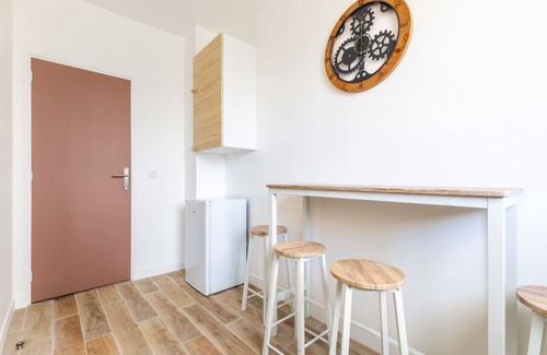 Quartier de la Salpetriere Apartment | Elegant and Bright Retreat at Place D'italie