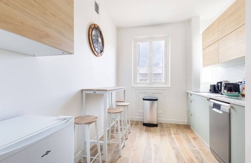 Quartier de la Salpetriere Apartment | Elegant and Bright Retreat at Place D'italie