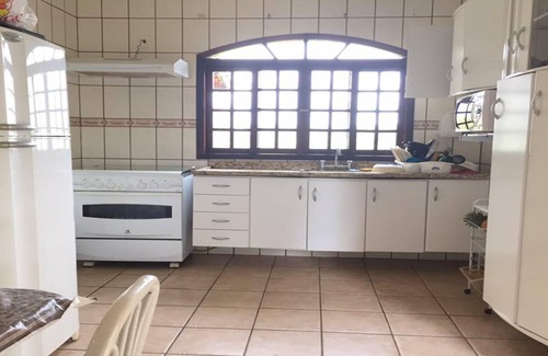 Bofete House | Relaxing Getaway in Bofete, SP with Pool & Green Spaces