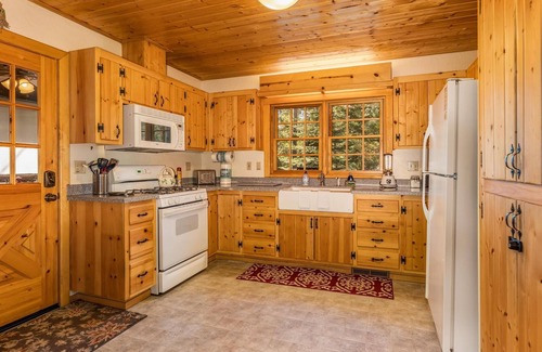 North Wawona House | Cozy Cabin Inside Yosemite - Perfect for Pets and Families!