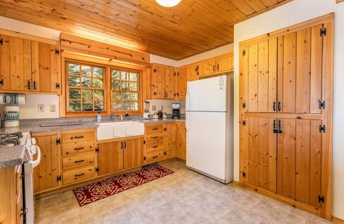 North Wawona House | Cozy Cabin Inside Yosemite - Perfect for Pets and Families!