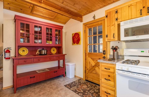 North Wawona House | Cozy Cabin Inside Yosemite - Perfect for Pets and Families!