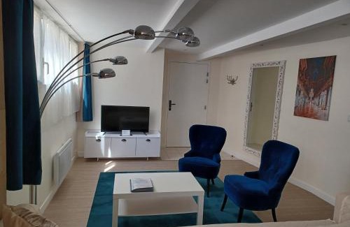Porchefontaine Apartment | Peaceful Appart in Versailles with Eiffel Tower Access