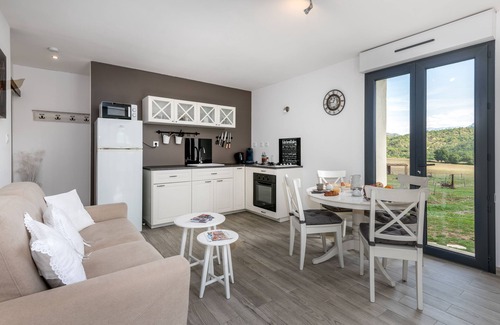 Champtercier Apartment | Gîte le Pic D'Oise in Plaines-Provence: Perfect for Families