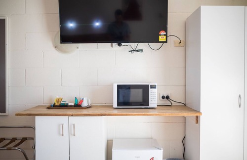 Forbes Hotel | Cozy Plainsman Motel: Pool, Breakfast & Family-Friendly Stay