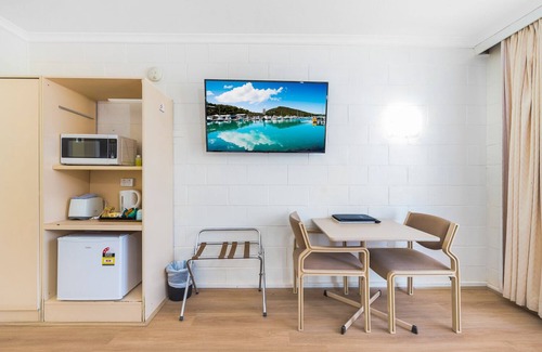 Forbes Hotel | Cozy Plainsman Motel: Pool, Breakfast & Family-Friendly Stay
