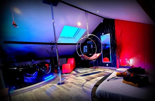 Roanne Bed & Breakfast | Relax at PLAISIR DES SENS: Spa & Hot Tub Retreat