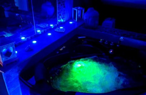Roanne Bed & Breakfast | Relax at PLAISIR DES SENS: Spa & Hot Tub Retreat
