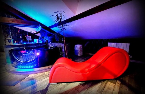 Roanne Bed & Breakfast | Relax at PLAISIR DES SENS: Spa & Hot Tub Retreat