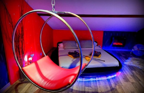 Roanne Bed & Breakfast | Relax at PLAISIR DES SENS: Spa & Hot Tub Retreat