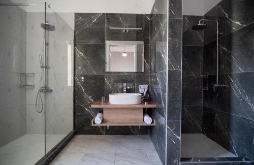 Plaka Bed & Breakfast | Elegant Plaka Arch Suites: Child-Friendly with Top Ratings