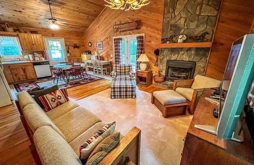 Jefferson Cabin | Cozy Edelweiss Cabin: 2 Fireplaces, WiFi & Breakfast!