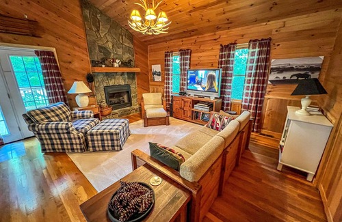 Jefferson Cabin | Cozy Edelweiss Cabin: 2 Fireplaces, WiFi & Breakfast!