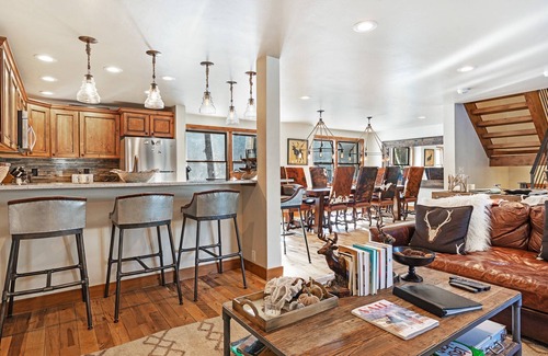 Vail House | Discover the Perfect Fall Retreat with Hot Tub and Deck