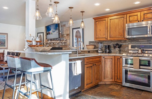 Vail House | Discover the Perfect Fall Retreat with Hot Tub and Deck