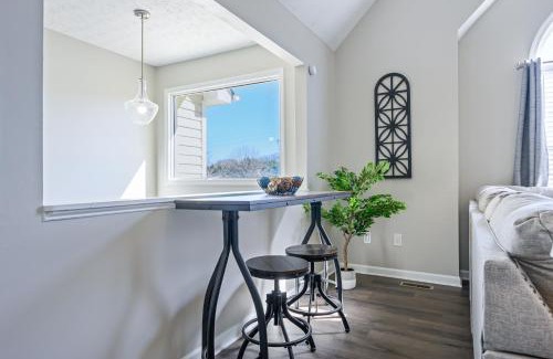 Adairsville House | Cozy Open Air Retreat by the Lake, Pet & Child Friendly