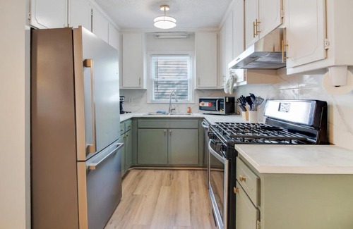 Macon House | Modern Two Bedroom Townhouse for Your Next Getaway in GA