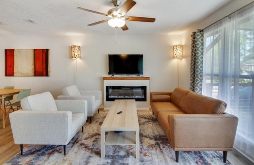 Macon House | Modern Two Bedroom Townhouse for Your Next Getaway in GA