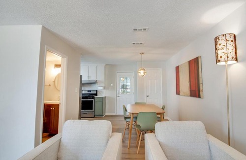 Macon House | Modern Two Bedroom Townhouse for Your Next Getaway in GA