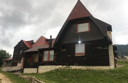 Montenegro House | Welcoming Stay at Planinarski dom Kula Avdović with Pool