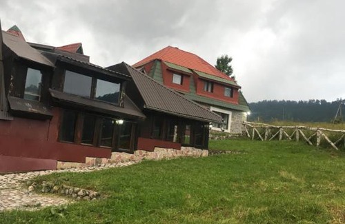Montenegro House | Welcoming Stay at Planinarski dom Kula Avdović with Pool