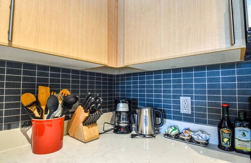 Legacy Park Apartment | Elegant 2BD/2BA Apartment in Plano with Pool & Breakfast