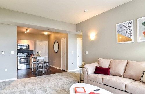 Legacy Park Apartment | Elegant 2BD/2BA Apartment in Plano with Pool & Breakfast