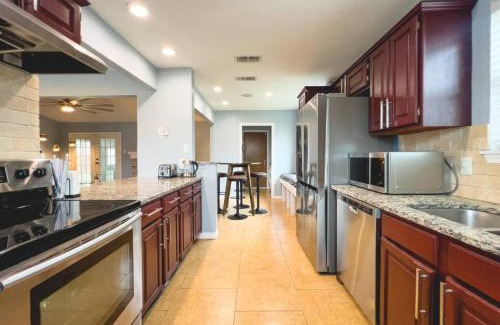 Plano House | Plano Family Haven Cozy & Close To Everything!