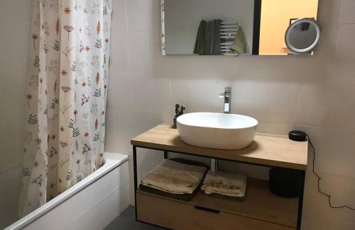 Almoster Apartment | Cozy Piso en Casa de Pueblo: Pet & Child Friendly Retreat