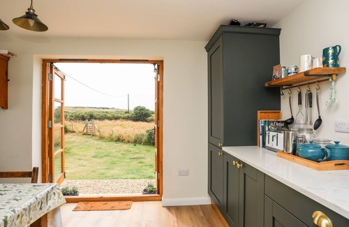 Rhoscolyn Cottage | Cozy Retreat at Plas Coch Rhoscolyn - Pet Friendly Oasis