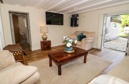Elim House | Discover Plas Eithin: Pet-Friendly Retreat for Families