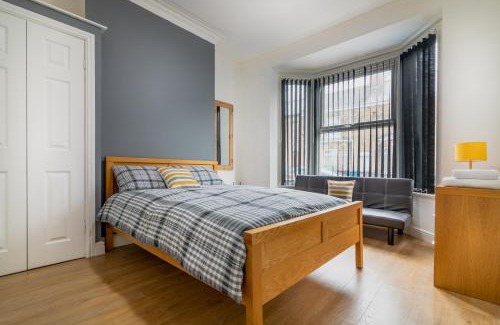 Hull Apartment | Cozy PLATFORM Fishing Quarter Apartment for Your Getaway