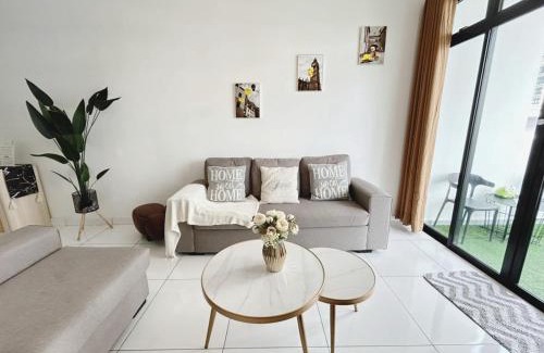 Taman Bukit Mewah Apartment | Platino 13 Pax, Mins away from Paradigm & Legoland